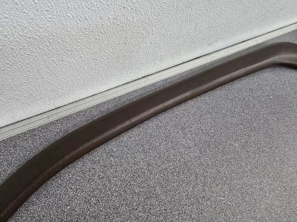 BONITO USADO ORIGINAL PORSCHE 928 VINILO MARRÓN PASAJEROS PUERTA VENTANA MOLDURA NLA Foto 3 de 4