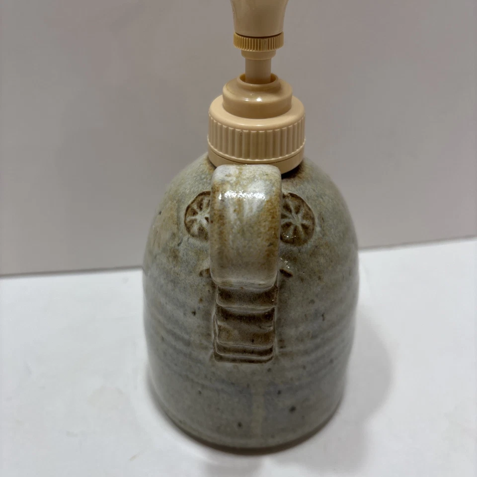 Loción o dispensador de jabón de cerámica artística de gres arrojado a mano. Firmado por artista Foto 3 de 4