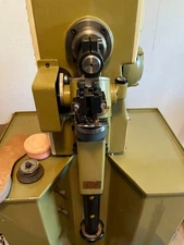 Sole cutting machine