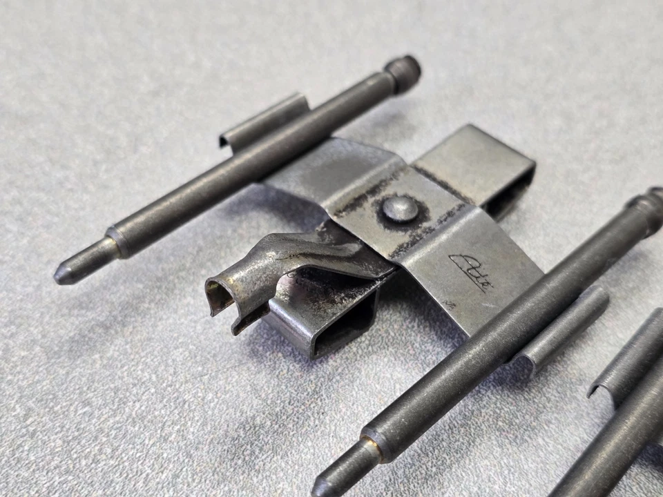 NICE USED ORIGINAL PORSCHE 911 CARRERA FRONT BRAKE CALIPER KIT W SPRINGS PINS — 第 3/4 张图片