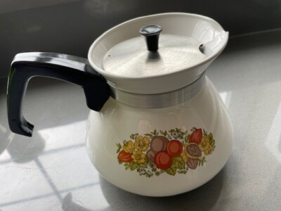 VINTAGE CORNINGWARE KRUG MIT METALLDECKEL