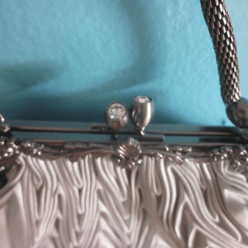 Nicole Lee Collection Silver Cloth Purse Silver Metal Chain Kisslock Clasp Top - Picture 9 of 10