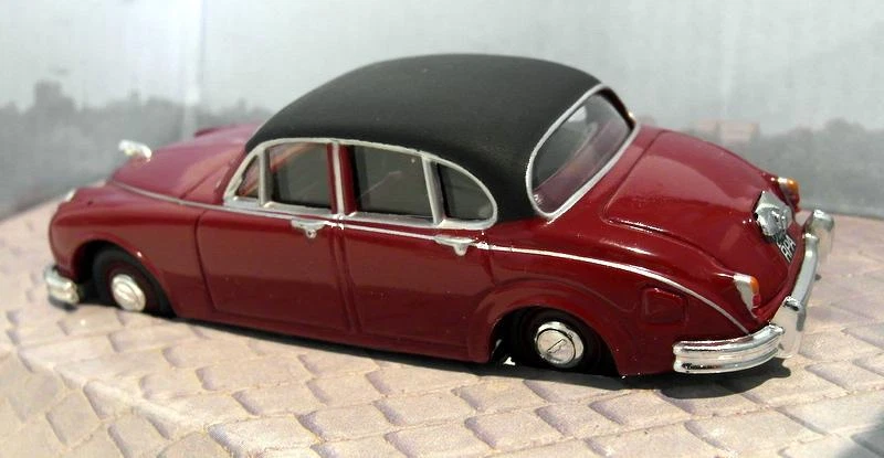 Corgi 1/43 scale Diecast - 01803 Jaguar Mk2 2.4 Inspector Morse maroon - Image 2 of 3