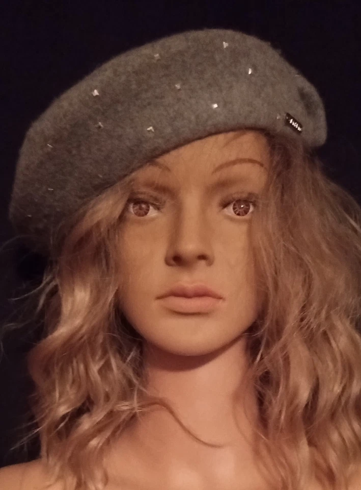 Boina ou chapéu tam metal cravejado prata cinza Calvin Klein etiqueta assinada tamanho único  - Imagem 2 de 4