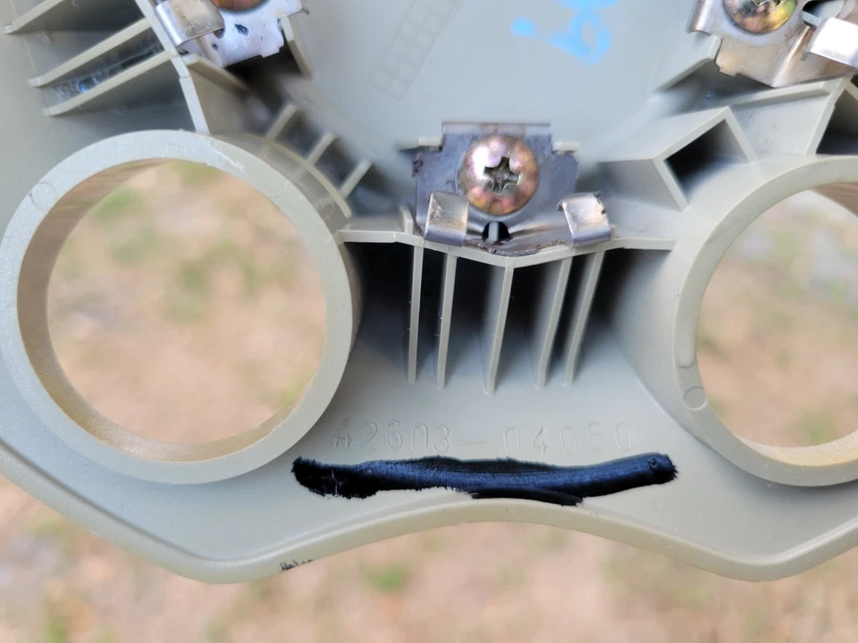 TAPA CENTRAL TOYOTA TACOMA (1) USADA OEM PARA LLANTAS DE ACERO DE 15" 2001-2004 #4260304060 Foto 4 de 4