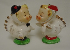 VINTAGE NAPCO SALT & PEPPER SHAKERS KISSING VALENTINE LOVE BIRDS 3 1/4
