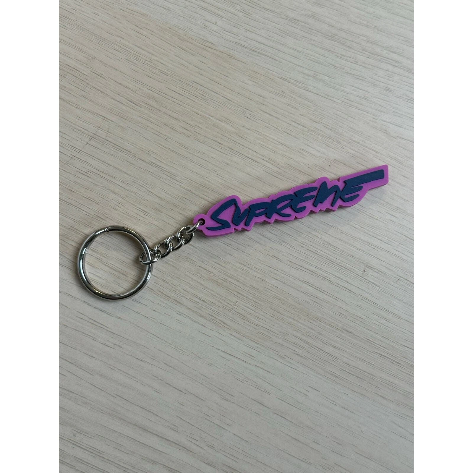 Porte clés Supreme x Futura   NEUF