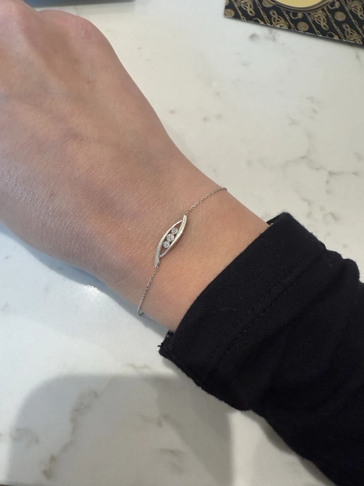 Delicate 9ct White Gold Diamond Bracelet – 0.03ct – Oval Bar Design - Image 2 of 4