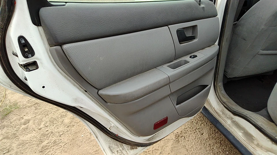 2004 2005 Mercury Sable Driver painel de acabamento da porta traseira esquerda com interruptores traseiros cinza - Imagem 2 de 4