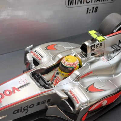 MINICHAMPS 1/18 Vodafone McLaren MP4-25 Lewis Hamilton #2 2010