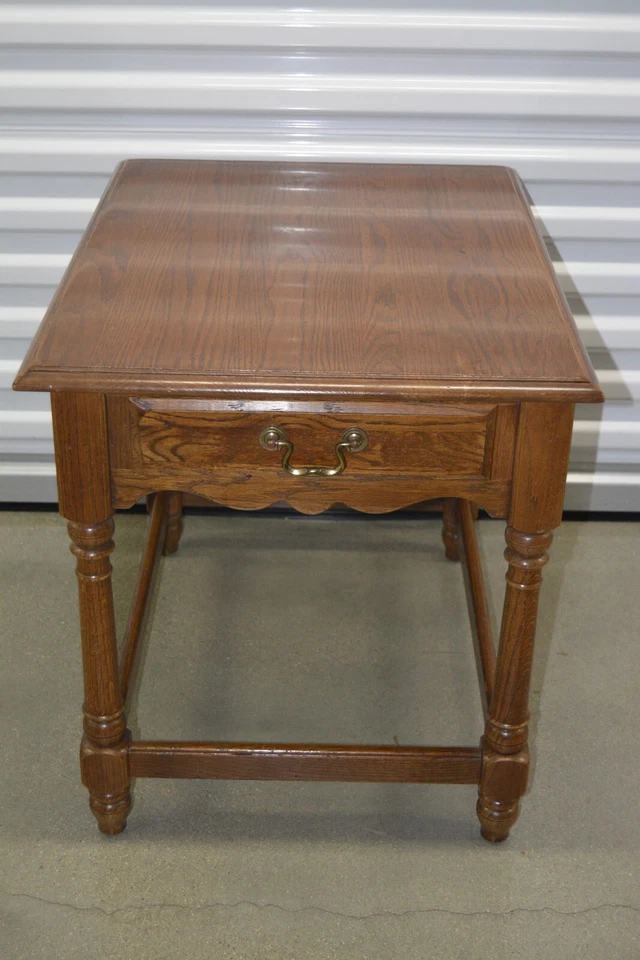 Mesa auxiliar rectangular de roble Ethan Allen Canterbury #28-8403 #228 acabado mediano 1995 Foto 2 de 4