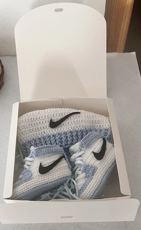 Berretto e scarpine, azzurro, lana baby, 0-3 mesi, uncinetto, nascita, benvenuto - Immagine 3 di 4