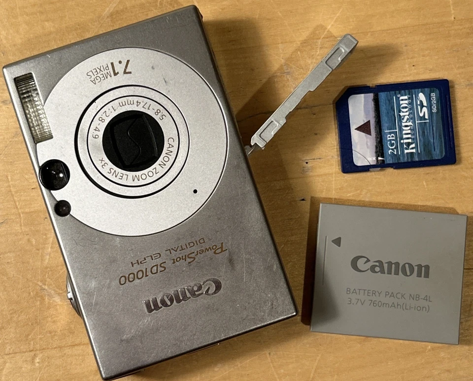 Cámara digital Canon PowerShot ELPH SD1000-PLATA con nueva tarjeta SD y cargador Foto 3 de 4