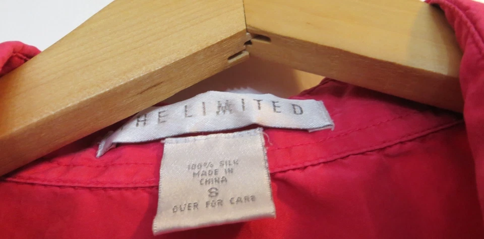 Camisa para mujer The Limited pequeña rosa brillante abotonada manga corta seda relajada Foto 3 de 4