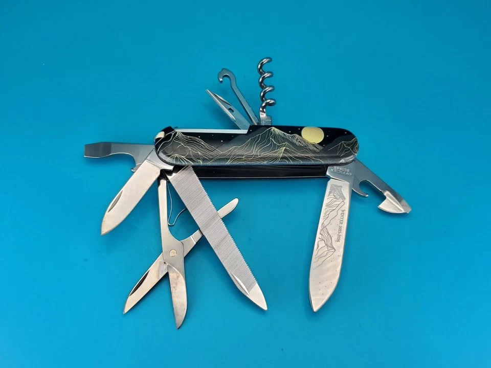 Edición limitada. Navaja suiza Victorinox Moonrise Mountaineer ¡Multiherramienta! 1/180 Foto 3 de 4