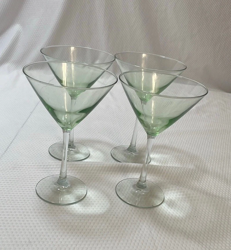 Vasos de Martini con cuenco transparente y tallo verde. Juego de cuatro. Foto 2 de 4