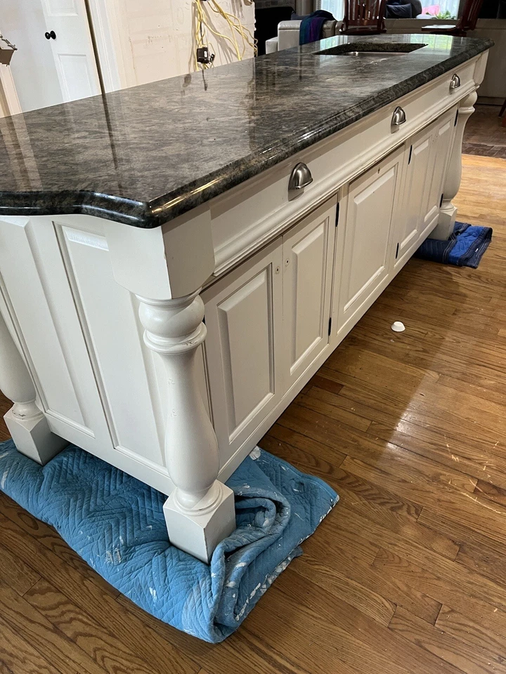 Isla de cocina personalizada MADERA REAL con tapa de granito y fregadero de acero inoxidable. Foto 3 de 4