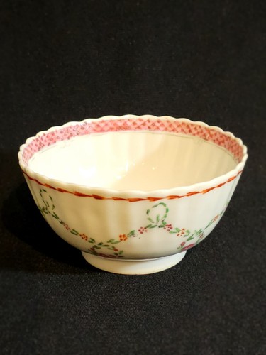 A 18thC Chinese Export Porcelain Tea Bowl , Hand Painted with Roses - Picture 7 of 13