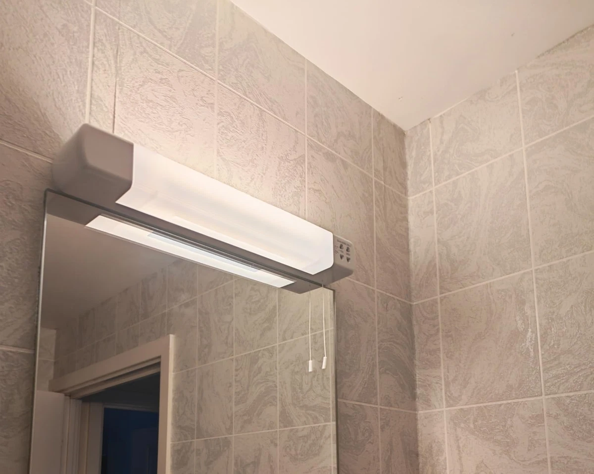 Enchufe de afeitadora baño luz de pared LED con cable de tracción - doble voltaje - Eterna