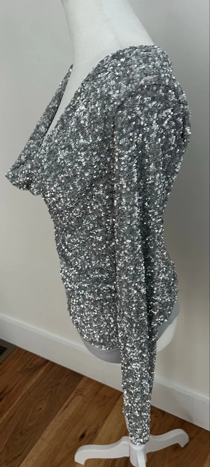 女式 Zara 银色亮片圆领紧身衣 S 码 — 第 3/4 张图片