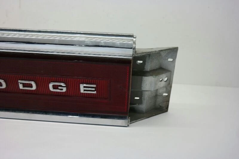 88-93 DODGE DYNASTY TAIL FINISH PANEL WITH DODGE ETCHED ON IT OEM — 第 4/4 张图片