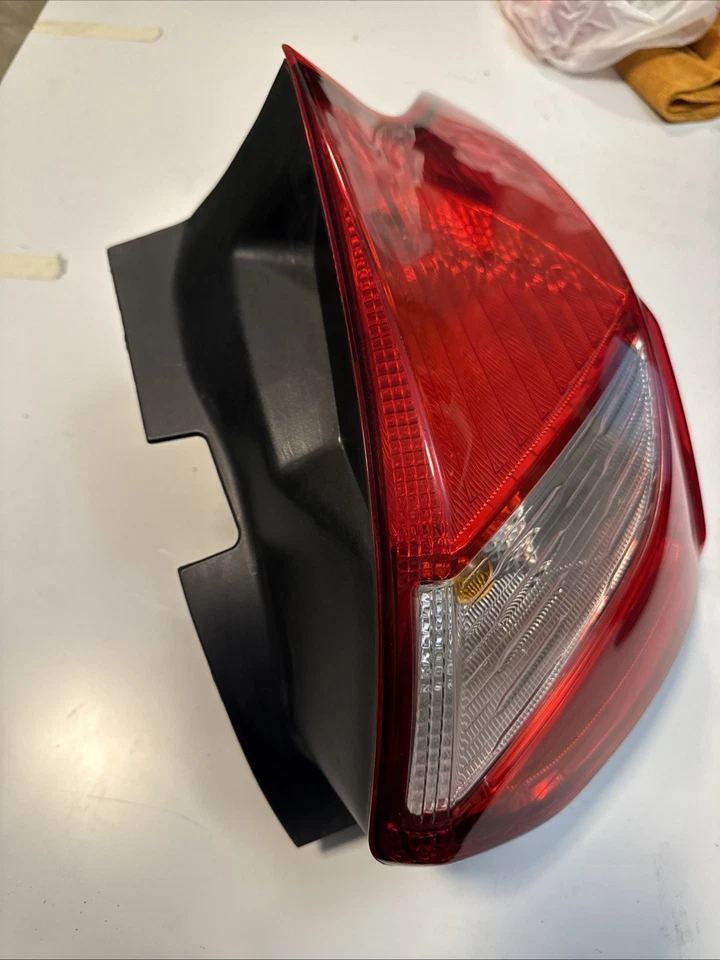 2012-2014年福特福克斯白炽灯右侧尾灯总成原始设备制造商 — 第 3/3 张图片
