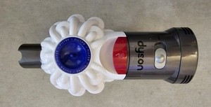 Dyson V7 Cord-free Akku-Staubsauger mit Originalzubehör