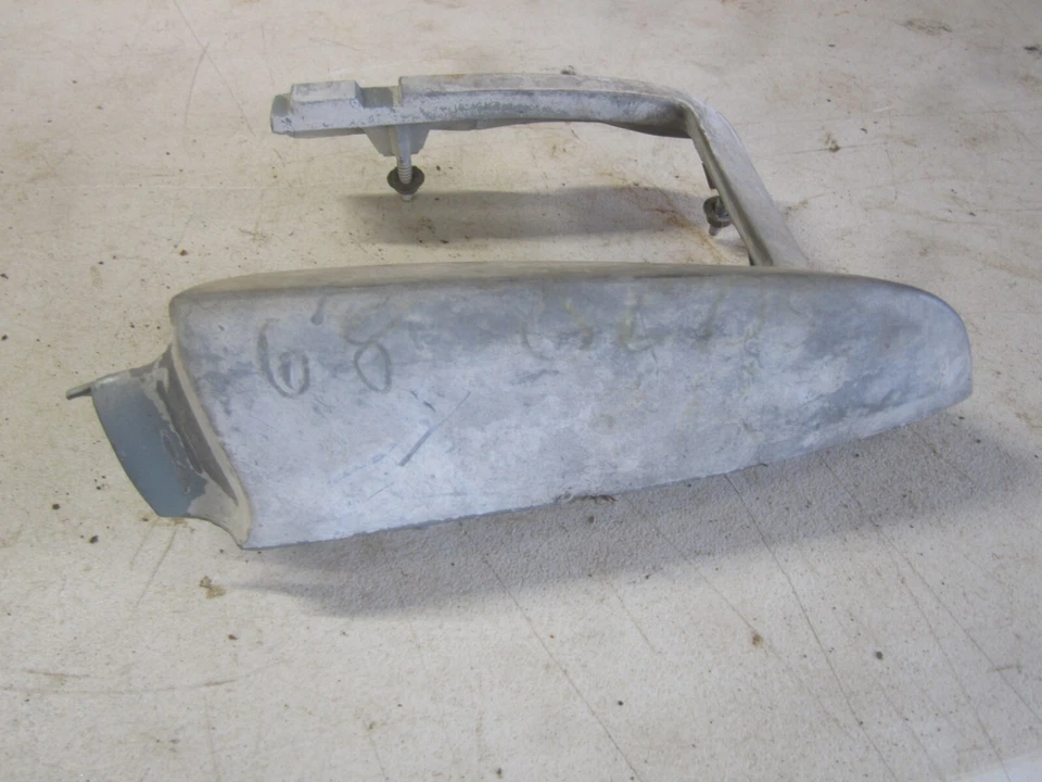 Oldsmobile 98 1968 extensión guardabarros trasero izquierdo 7728422 usado fabricante de equipos originales L@@K Foto 2 de 4