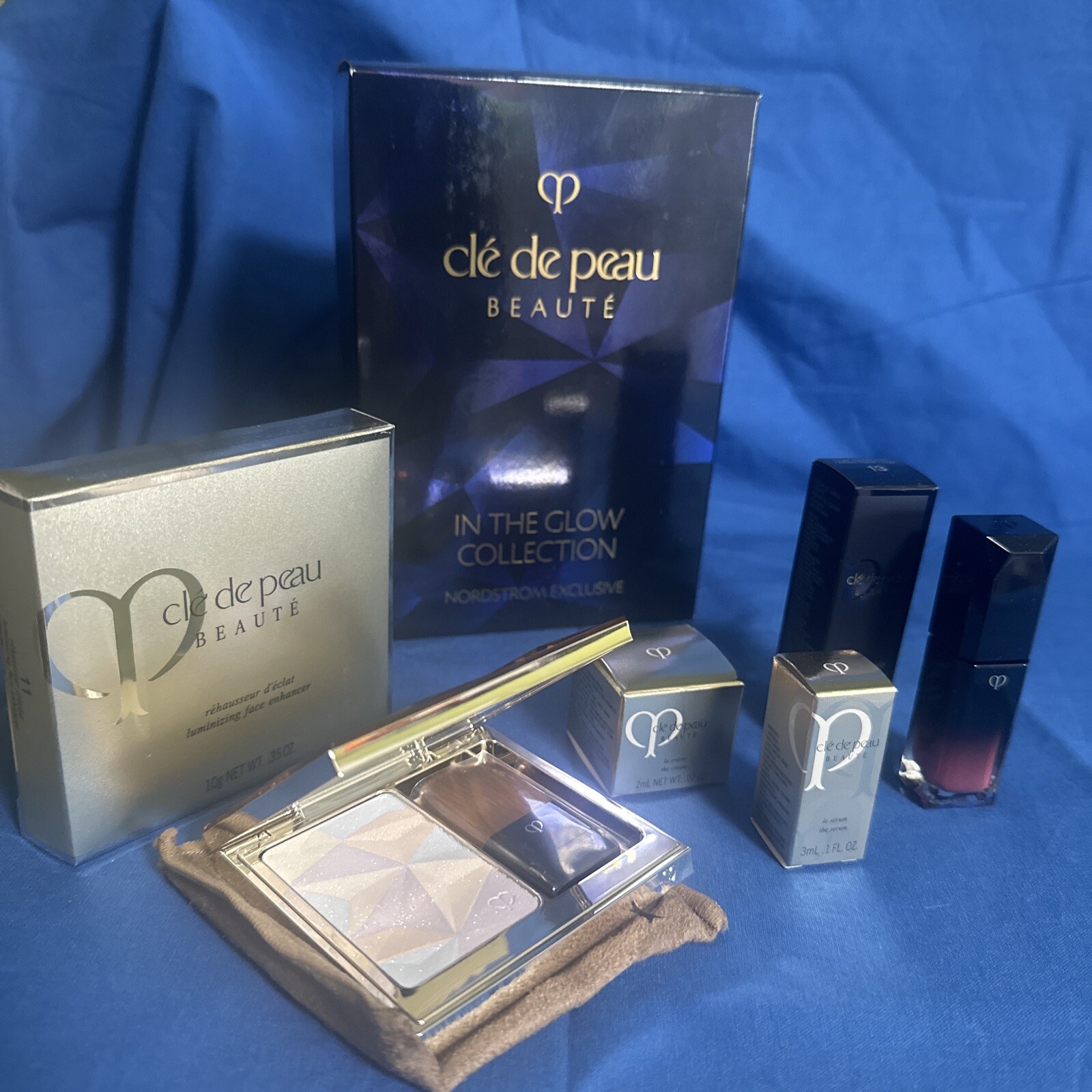 Cle de Peau Beaute in The Glow Collection Gift Set Luminizin