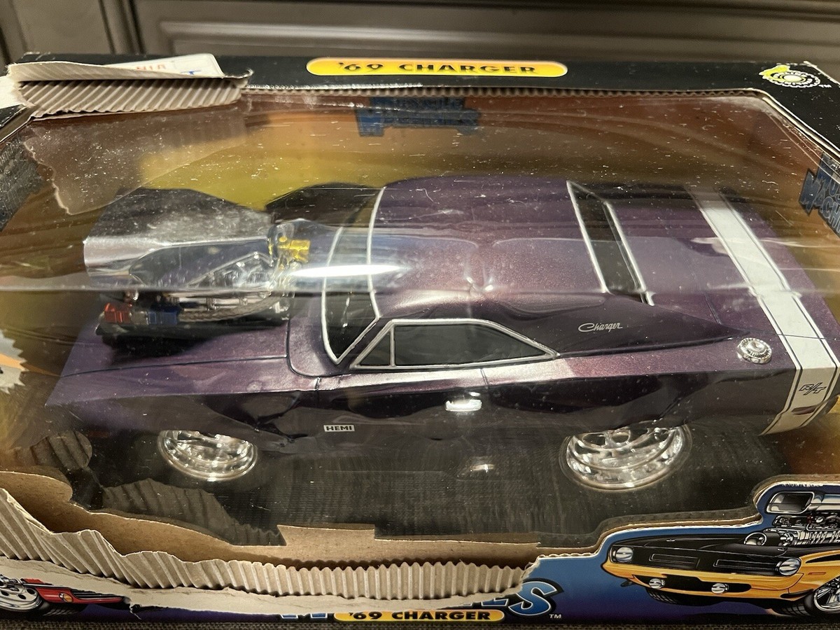 Muscle Machines '69 Dodge Charger 1:18 Scale Die Cast Muscle
