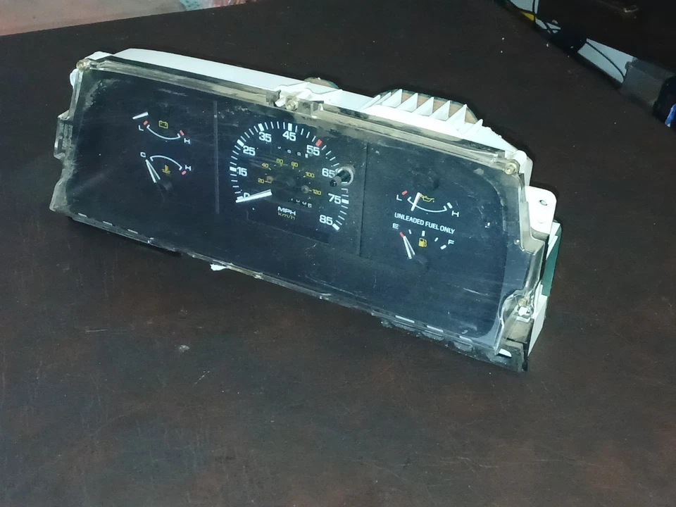 Mazda B2300 1995 2,3 2x2 indicadores de cuadro de instrumentos Foto 3 de 4