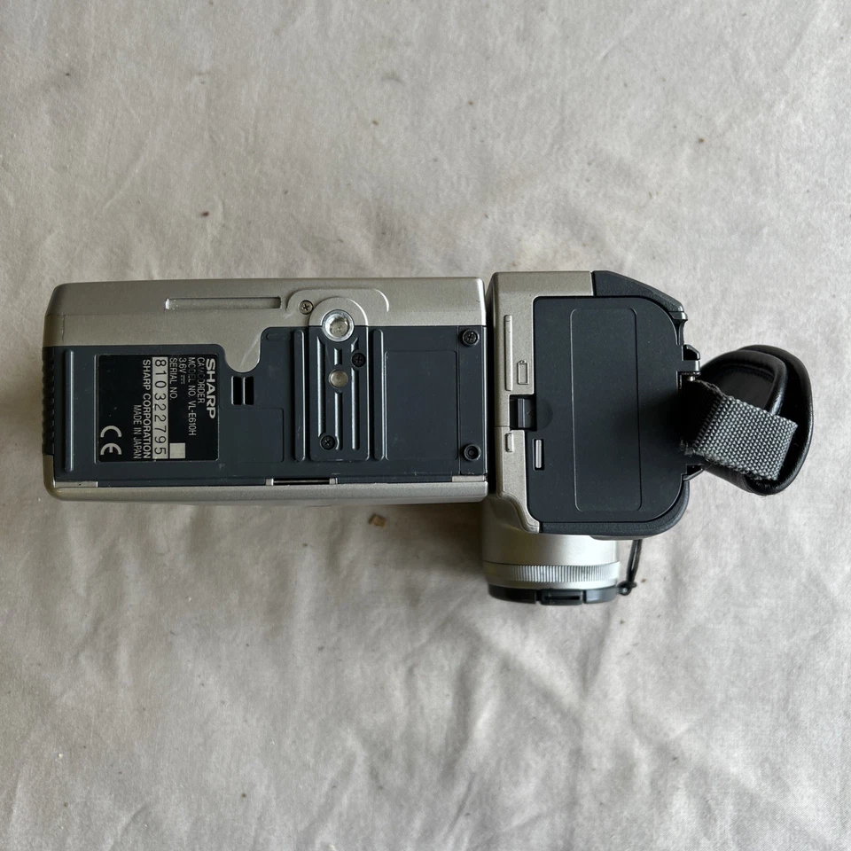 Sharp VLE 610 8mm Retro Viewcam Camcorder Made In Japan With tape Untested Spare - Image 4 of 4