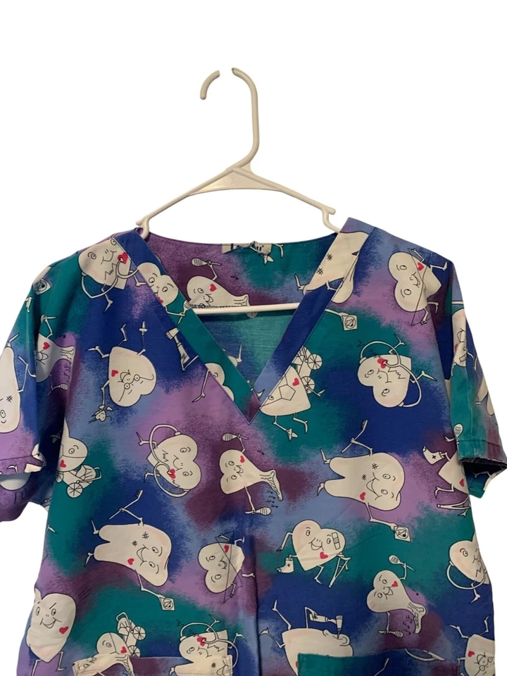 Blusa Médica Mujer Talla Mediana Cuello en V Enfermera Médica Diente Hearyt Enfermera Dentis Foto 2 de 3