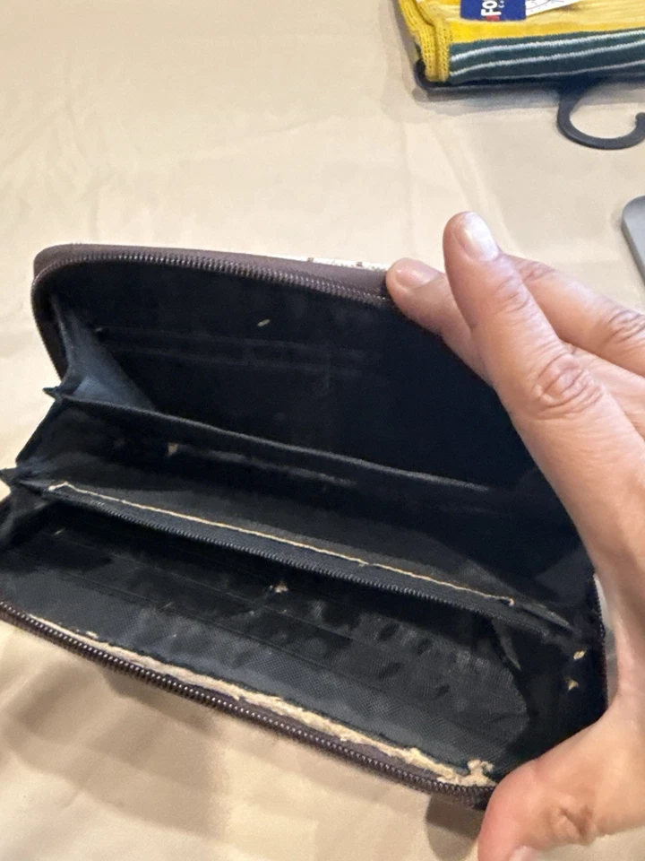 Cartera Baby Phat Cremallera Alrededor Blanco/Marrón Logo Estampado con Placa Dorada Logotipo Gato Foto 2 de 3