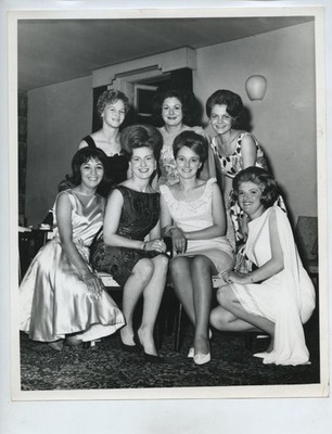 Schönheitswettbewerb Models Modenschau 7 Frauen Gruppenportrait um 1960 Vintage Fotoseite 
