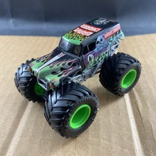 Monster Jam Grave Digger Monster Truck Gray Chassy 1:64, COMB SHIP 1