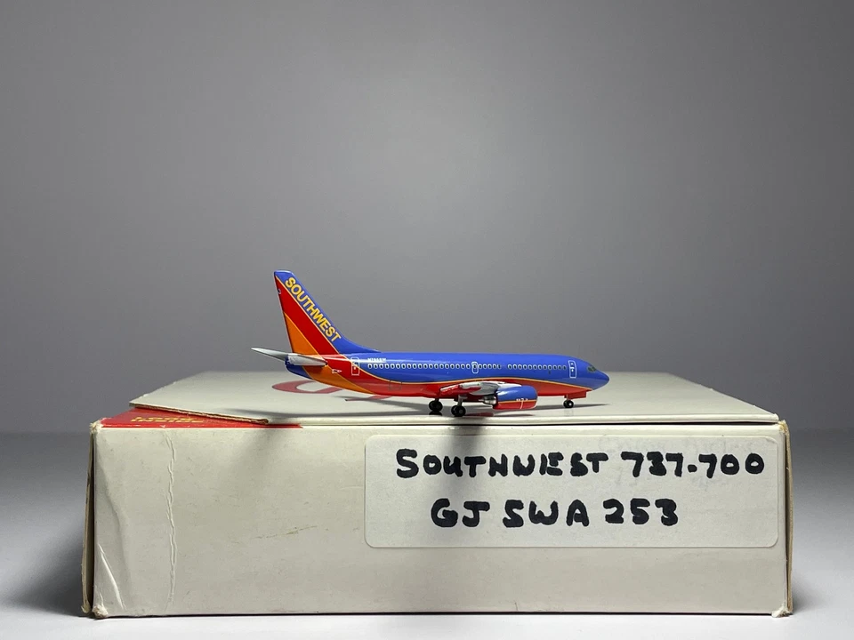 Gemini Jets 1:400 Southwest Airlines Boeing 737-700 N795SW Canyon Blue GJSWA253 - Image 2 of 2