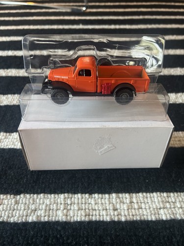 Neu im Karton Menards 1947 Dodge Power Wagon Maßstab 1:48 orange