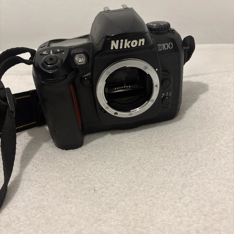 Nikon D100, photo 1 of 5