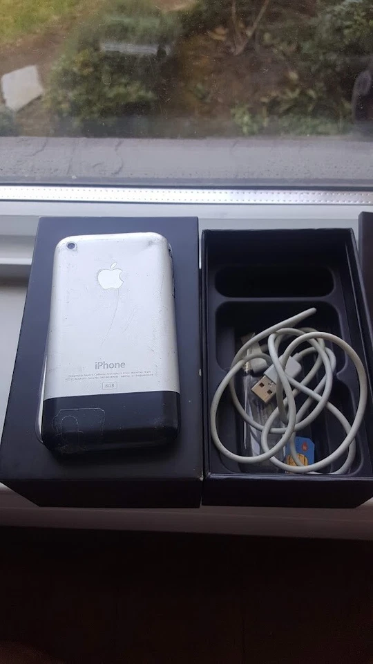 Apple iPhone 2G 1st Generation - 8GB - With Box, works - Image 4 of 4