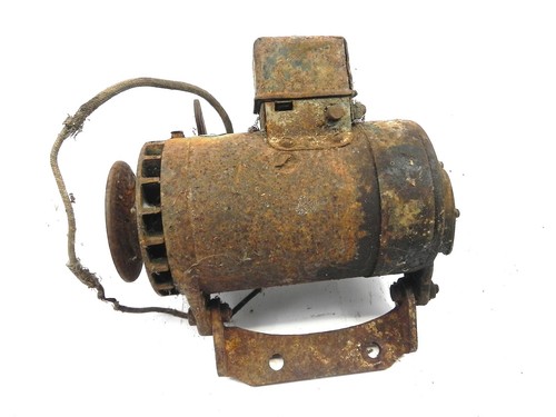 VINTAGE GENERATOR CORE WITH BRACKET FOR 1935 DESOTO #GAR-4608-5 WITH USAGE WEAR - Picture 3 of 7