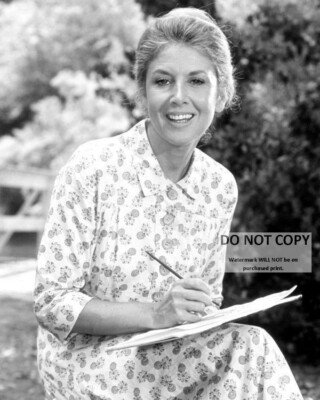 MICHAEL LEARNED "OLIVIA WALTON" IN "THE WALTONS" - 8X10 PUBLICITY PHOTO