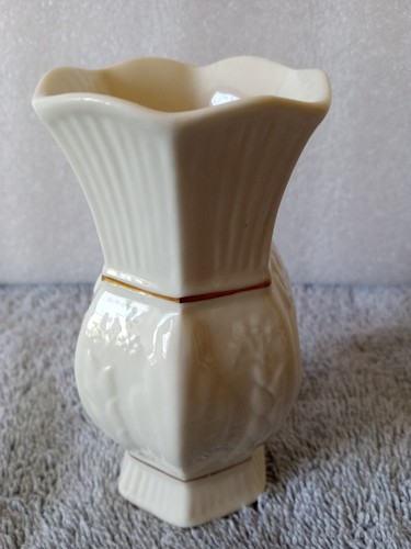 Belleek Ireland Visitor's Center Exclusive Vase 4" Dog Harp with Gold Accents - Picture 4 of 5