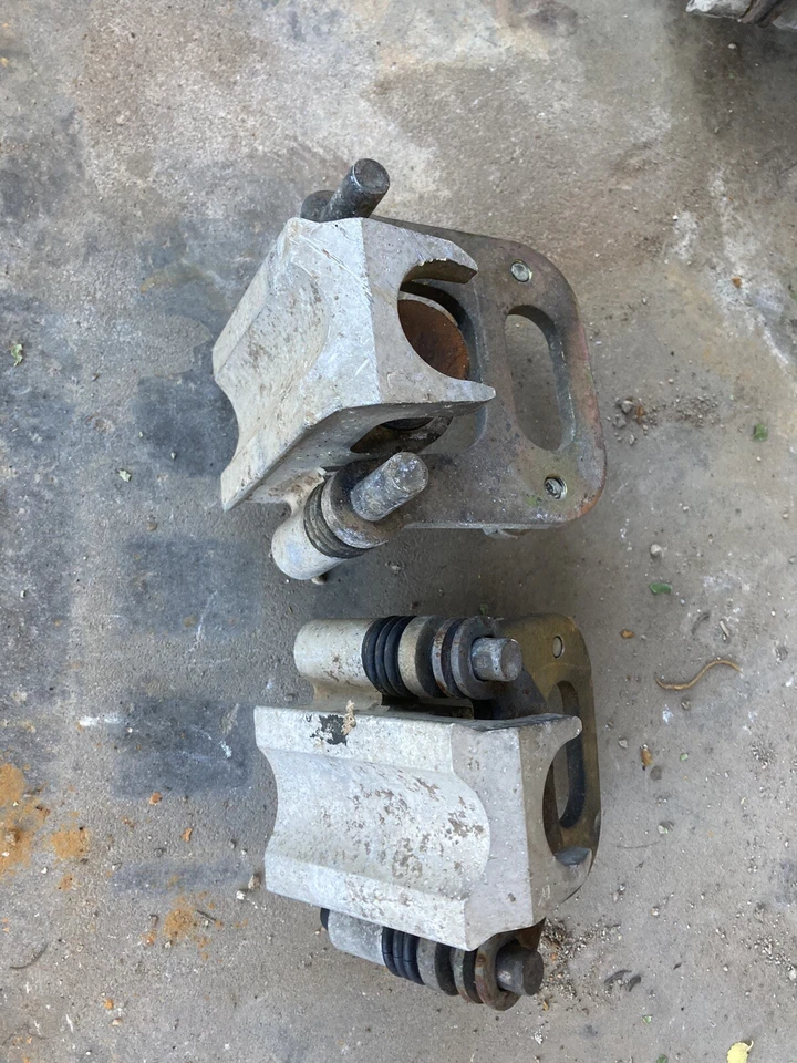 Pinzas de freno delanteras Polaris Xpress 400L 1998 R L ciclo de 2 tiempos 4x4 400 L tacos Foto 3 de 4