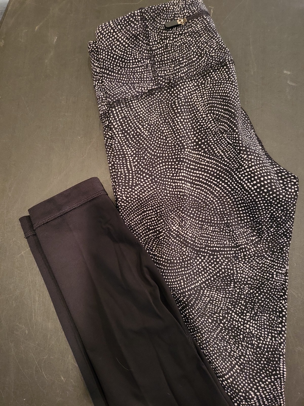 Lululemon Women's Black & White Cropped Skinny Stretch Athletic Leggings Size 4