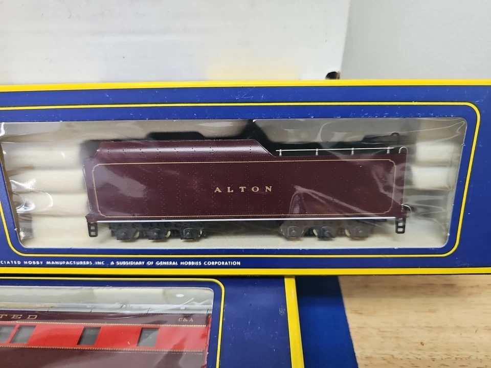 AHM HO 5087-11 Chicago & Alton 4-6-2 Heavy Pacific Set W/ 5 cars New. - Image 4 of 4