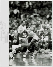 1989 Press Photo Atlanta Hawk Doc Rivers Dribbles Around Detroit Piston