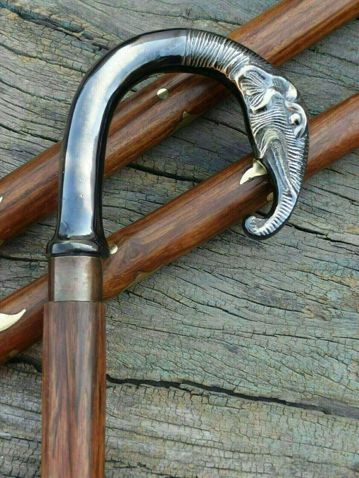 Bastón de madera con mango de elefante acabado antiguo negro de latón de diseño Foto 2 de 4