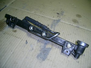 Audi A4 B5 1.6 8D (3) Einspritzleiste Druckregler 050133681A 322510167