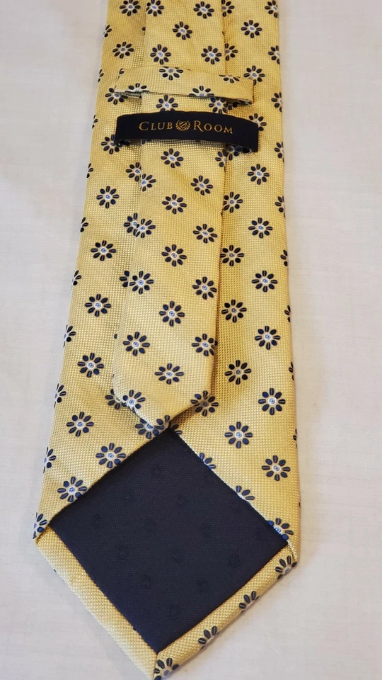 Corbata Club Room para hombre 100 % seda amarilla azul marino geométrica L 60" W 4" usada Foto 3 de 4